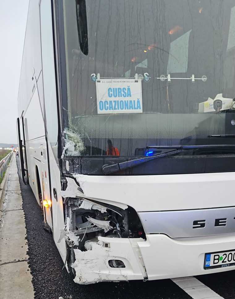 Accident in Albota intre o masina si un autocar cu 38 de copii Un sofer si a pierdut viata