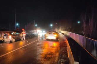 Accident in Mioveni cu o victima prinsa in masina