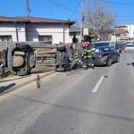 Accident la Pitesti o masina s a rasturnat o persoana a fost transportata la spital