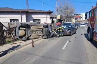 Accident la Pitesti o masina s a rasturnat o persoana a fost transportata la spital