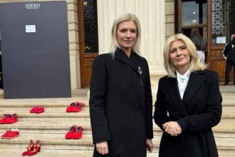 Alina Gorghiu la Ateneul Roman Pantofii rosii pe care i am vazut nu sunt doar simple obiecte Fiecare dintre ei spune povestea unei femei care nu mai este