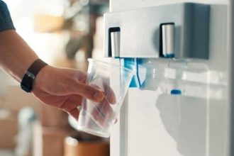 Apa gratuita in institutiile publice inclusiv spitale scoli metrou aeroporturi si gari Proiectul a fost aprobat de Senat