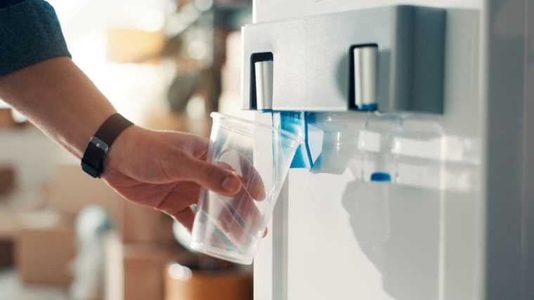 Apa gratuita in institutiile publice inclusiv spitale scoli metrou aeroporturi si gari Proiectul a fost aprobat de Senat