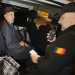 Barbat din Oarja sprijinit de polistii din Pitesti pentru a ajunge acasa