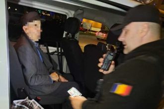 Barbat din Oarja sprijinit de polistii din Pitesti pentru a ajunge acasa