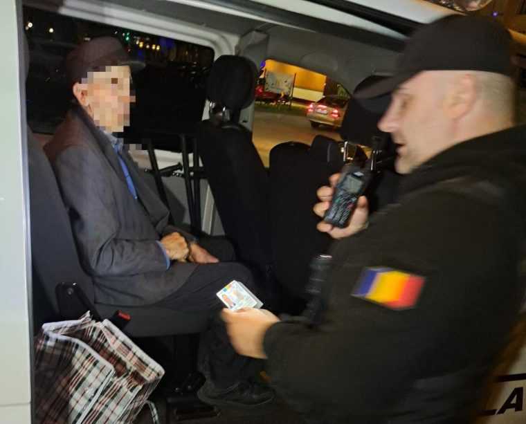 Barbat din Oarja sprijinit de polistii din Pitesti pentru a ajunge acasa