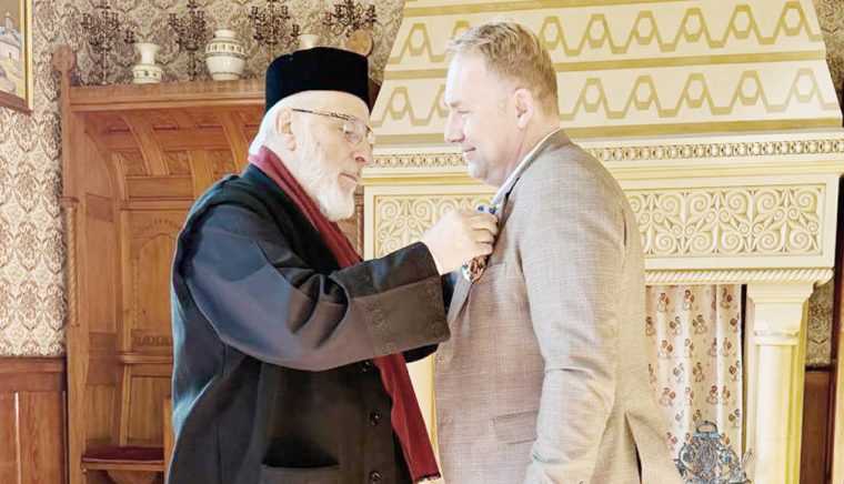 Calinic l a decorat pe chirurgul care l a operat pe inima cu 10 ani in urma