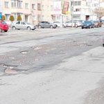 Campulungenii se confrunta cu gropi Cu masinile pe strada
