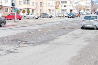 Campulungenii se confrunta cu gropi Cu masinile pe strada