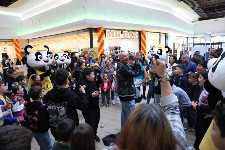 Cerebel si Adrian Elicopter de lupta demonstratii de kendama la deschiderea MR DIY Petrecerea continua