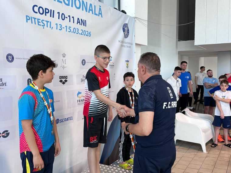 Copiii au participat la competitia de inot de la Pitesti pentru a obtine barele de calificare la Nationale