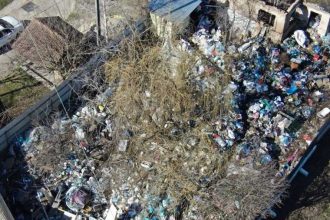 Curte plina de deseuri in Pitesti Politia si Garda de Mediu au efectuat un control