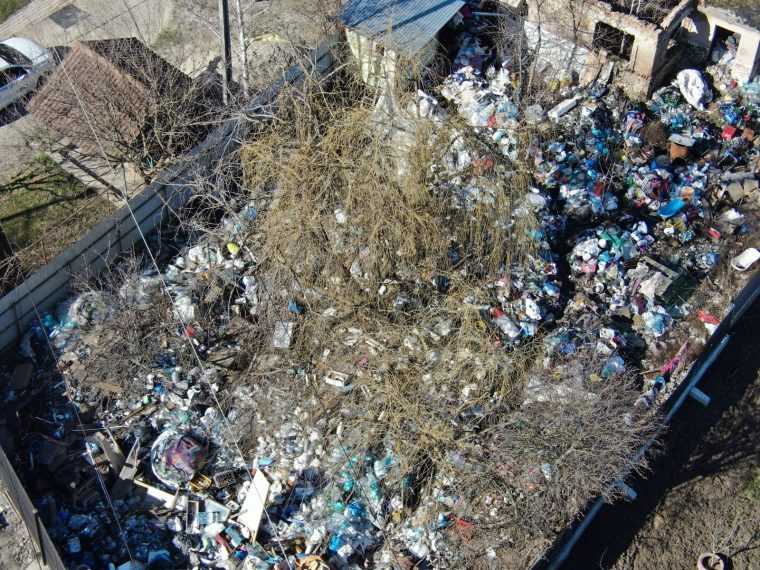 Curte plina de deseuri in Pitesti Politia si Garda de Mediu au efectuat un control