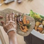 De la 1 aprilie companiile sunt obligate sa raporteze hrana aruncata ce sanctiuni pot primi daca nu respecta aceasta regula