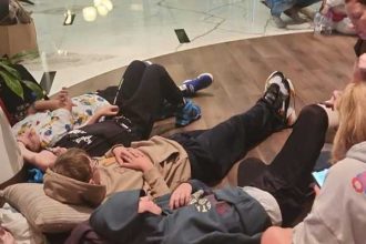 Elevii din Vrancea blocati in Dubai vor fi considerati absolventi la scoala