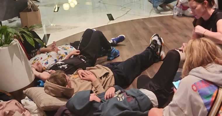 Elevii din Vrancea blocati in Dubai vor fi considerati absolventi la scoala