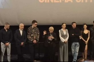 James Bond de Romania Argesencele Olivia Odainu si Madalina Bellariu Ion au stralucit la premiera filmului Acel martie de la Pitesti