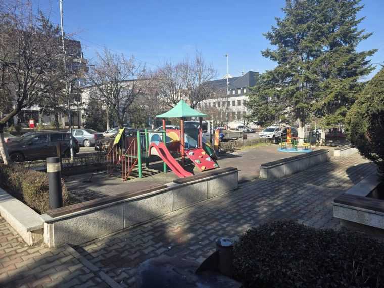 Locurile de joaca din centrul Mioveniului sunt in proces de reabilitare