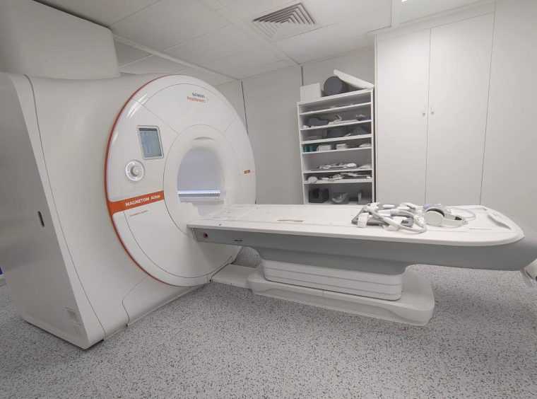 Nu aveau loc la usa RMN ul Spitalului Gaesti pus in functiune dupa trei ani de pastrare in depozit