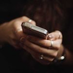 O avocata furniza telefoane mobile unui client detineut care le utiliza pentru a insela oameni prin metoda accidentul