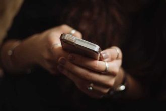 O avocata furniza telefoane mobile unui client detineut care le utiliza pentru a insela oameni prin metoda accidentul