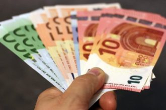 O romanca din Italia a castigat 500000 de euro cu un bilet de loterie razuibil de 5 euro