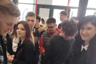 Ofiterii DGA Arges discuta cu studentii si profesorii la PoliFEST