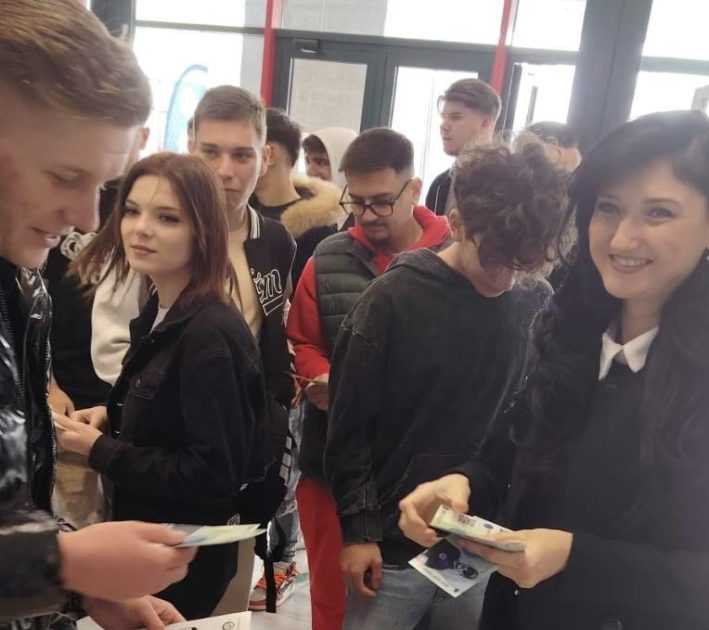 Ofiterii DGA Arges discuta cu studentii si profesorii la PoliFEST