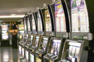 Orasul din Romania asaltat de pacanele un aparat la fiecare 161 de locuitori Autoritatile intentioneaza sa opreasca acest fenomen