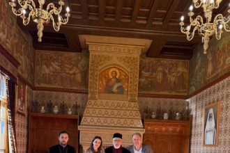 PS Calinic Argeeanul a acordat distinctii unei familii de medici