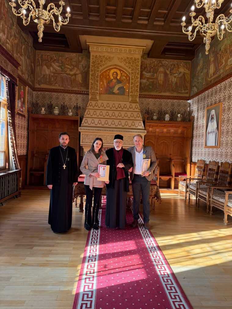 PS Calinic Argeeanul a acordat distinctii unei familii de medici