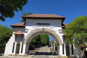 Piteshti Primarul ii felicit a pe reprezentantii Asociatiei Nationale Cultul Eroilor Regina Maria Arges