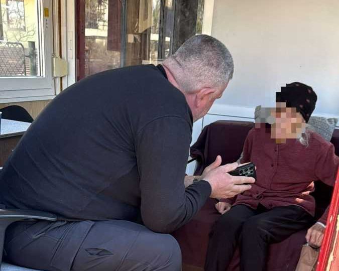 Politistii locali din Pitesti au oferit ajutor unei femei pierdute