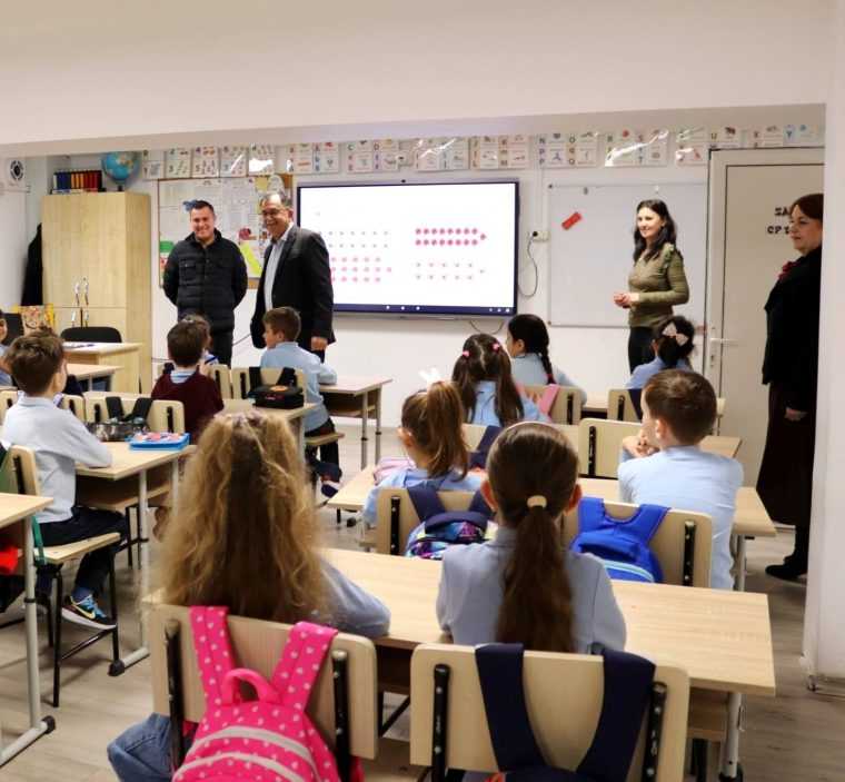 Primarul Aurel Costache in vizita de control la Scoala Liviu Rebreanu din Mioveni