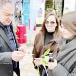 Primarul Gentea si city managerul Tofan au daruit martisoare femeilor din Pitest