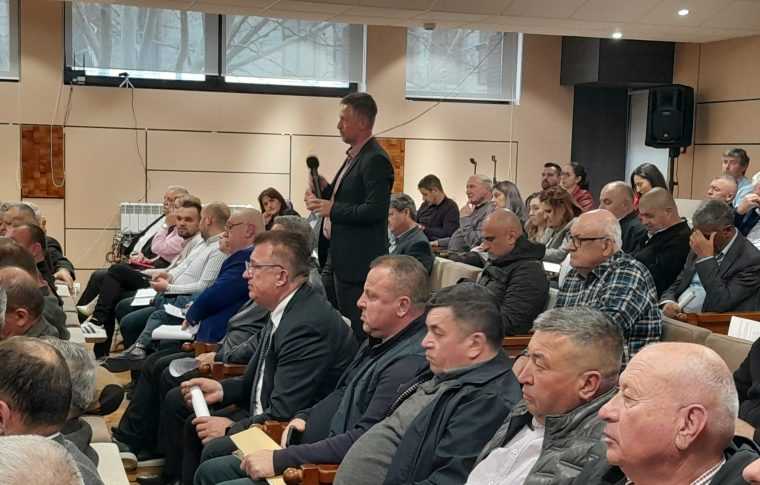 Primarul din Bughea de Jos refuza sa concedieze 4 angajati deoarece rezultatul calculelor indica doar 36