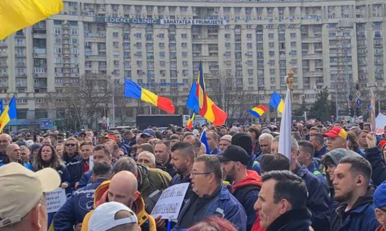 Protestul minerilor iesit de sub control gaze lacrimogene si imbranceli in fata Guvernului