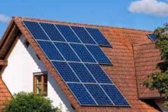 Romanii cu locuinte dotate cu panouri solare sau pompe de caldura ar putea beneficia de scutiri sau reduceri de impozit