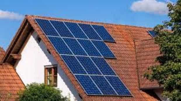 Romanii cu locuinte dotate cu panouri solare sau pompe de caldura ar putea beneficia de scutiri sau reduceri de impozit
