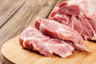 Soc pe piata carnii de porc pretul a crescut de la 48 lei la ferma la 17 lei in magazine Ministrul Agriculturii solicita verificari imediate