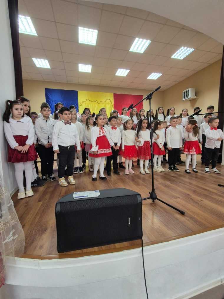 Spectacol special de 8 martie prezentat de elevii Scolii Gimnaziale din Rociu