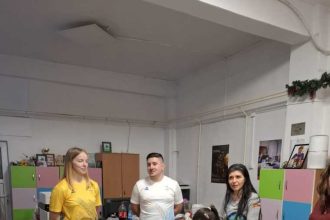 Sport emotie si culoare Mihai Tentea si partenera sa impreuna cu copiii de la Centrul de Zi Crestem Impreuna din Pitesti