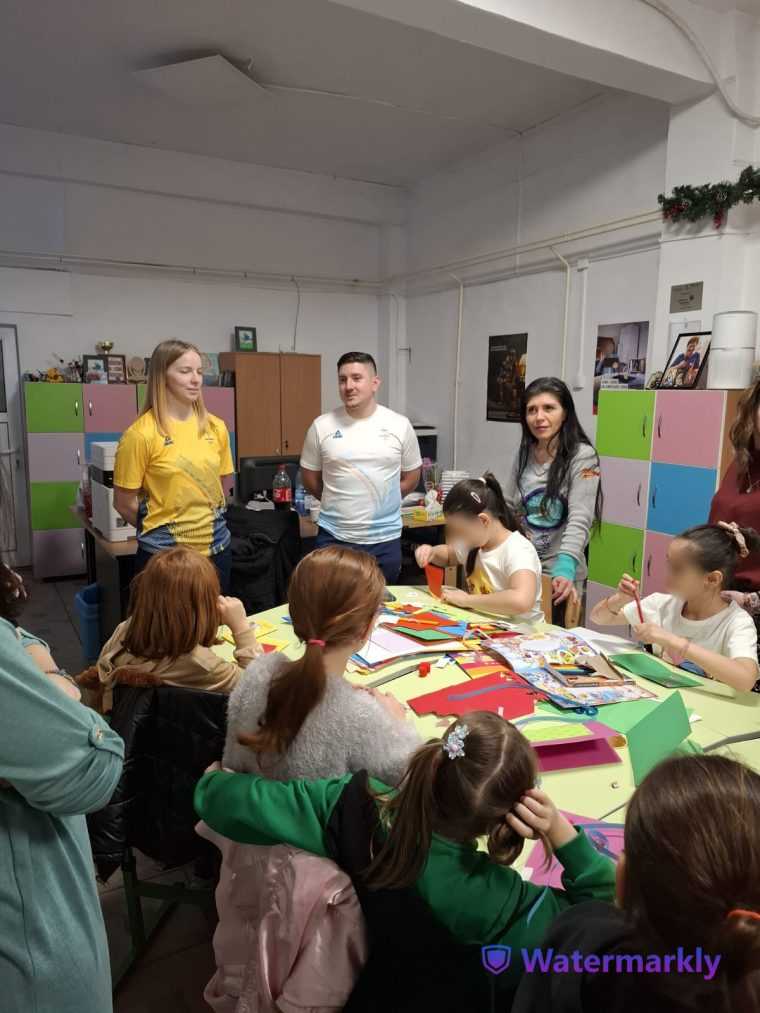 Sport emotie si culoare Mihai Tentea si partenera sa impreuna cu copiii de la Centrul de Zi Crestem Impreuna din Pitesti