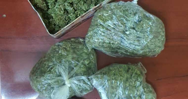 Tanar surprins in flagrant in timp ce vindea droguri in Bucuresti