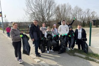Tinerii din Mioveni au participat la ecologizarea orasului