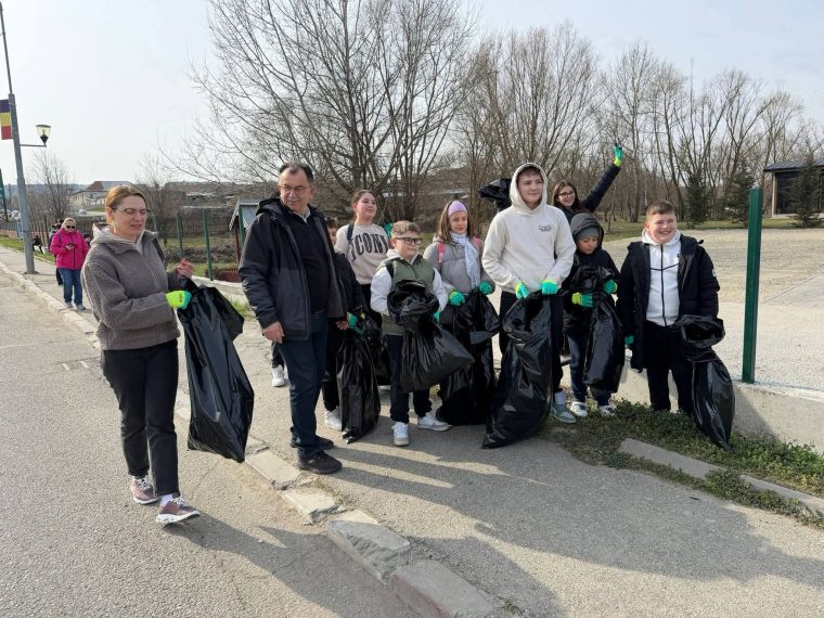 Tinerii din Mioveni au participat la ecologizarea orasului