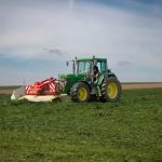 Trei tractoare furate din Italia au fost descoperite in curtea unui roman