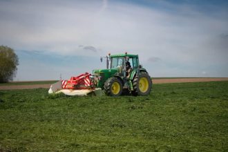 Trei tractoare furate din Italia au fost descoperite in curtea unui roman