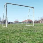 Un biat de 13 ani zdrobit de o poarta de fotbal din metal