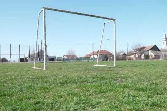 Un biat de 13 ani zdrobit de o poarta de fotbal din metal